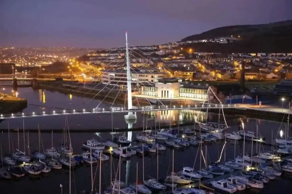 Apartment Luxe Living Family Home - Beach, Wifi, Parking Swansea