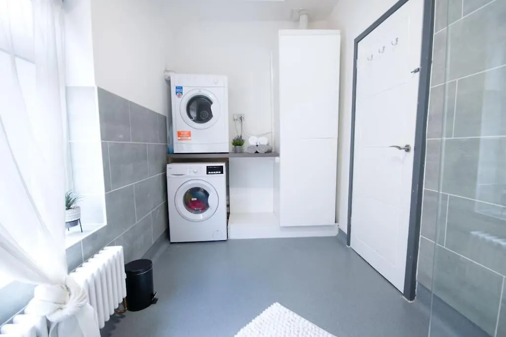 Apartment Luxe Living Family Home - Beach, Wifi, Parking Swansea