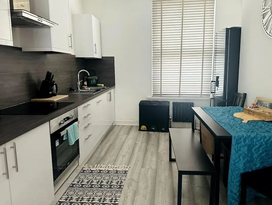 Luxe Living Family Home - Beach, Wifi, Parking Swansea Apartment