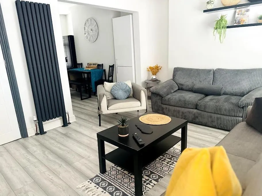 Luxe Living Family Home - Beach, Wifi, Parking Swansea