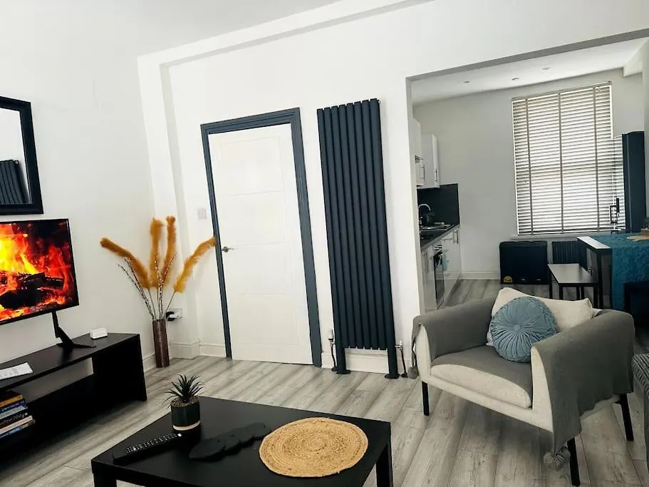 Apartment Luxe Living Family Home - Beach, Wifi, Parking Swansea