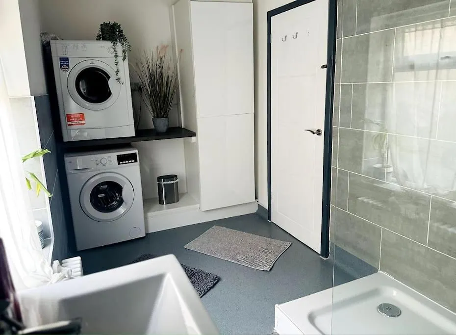 Luxe Living Family Home - Beach, Wifi, Parking Swansea Apartment