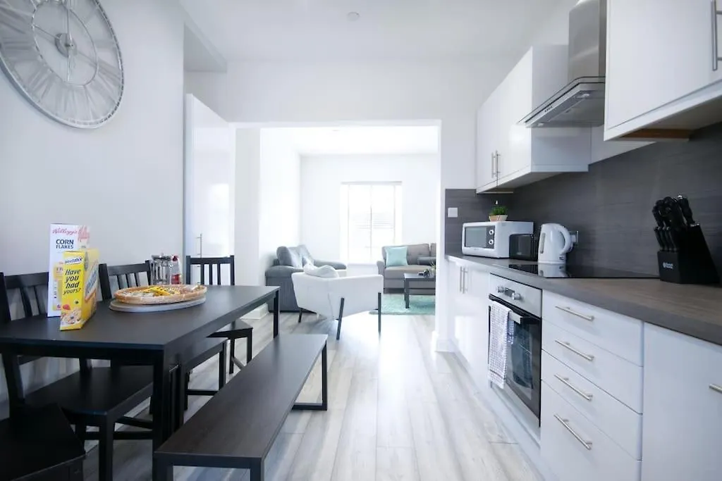 Luxe Living Family Home - Beach, Wifi, Parking Swansea 0*,  United Kingdom